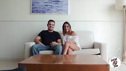 Djevojčica xxxjebacina koja se zalijeva ispred kamere