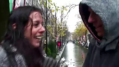 Prsata žena zabavlja se s mladom gruba jebačina čistačicom bazena