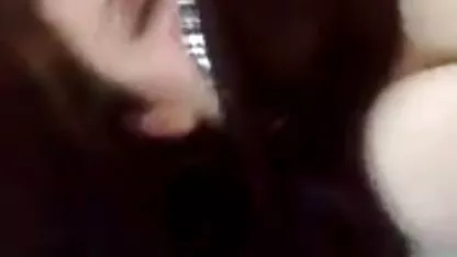 Crvenokosa djevojka priredila je analni šakanje pred kamerom amaterski snimci jebanja