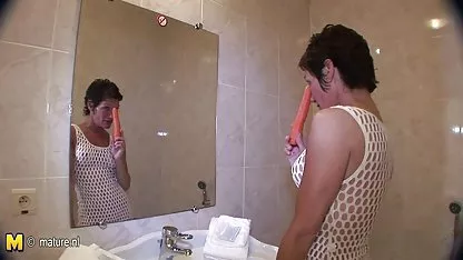 Veronica je dlakave jebacice vidjela sina kako gleda porniće i opuštala ga
