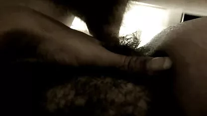 Momak liže pičku kako crnačka jebačina mrmlja u dvorištu