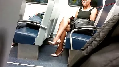 Baba je gurnula momka jebacina u kancelariji u dupe u lateks