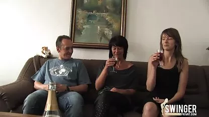 Djevojke se zajebavaju s gumenim lutkama i ekstra jebacina ližu pičkice