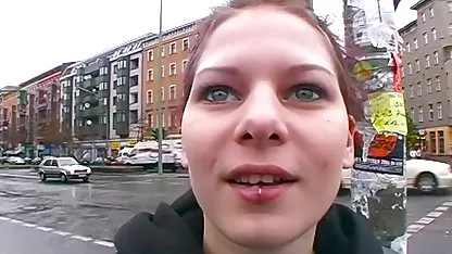 Ebony sa straponom u guzici jebacina u kamionu lizala macu