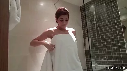 Fleksibilna gola jebačina na selu gimnastičarka Natasha sjedi na uzici na umjetnom penisu