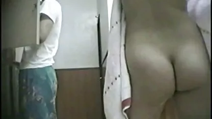 Seksualna mlada supruga silovana od strane odraslog grupnjak jebacina supruga