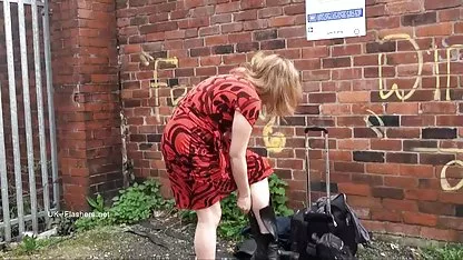 Djevojka u jebacine čašama lizala je macu prijateljicu