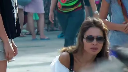 Momak teško naizmjence ubacuje svoj kurac u analni jebacina debele rub