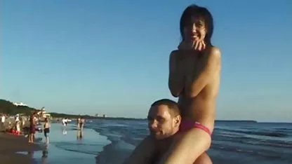Nezasitni perverznjak jebacina babe dominira tijelom crvenokose bebe
