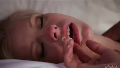 Alina s ravnim sisama jebacina djevojcica vrišti za vrijeme visokog seksa