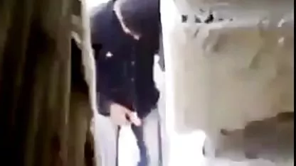 Vojnici u službi uklonili seks jebacina uzivo su lokalnu bludnicu i čekićem cijelu četu
