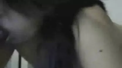Zgodni muškarac bacio je djevojku na stol i jebacina sa macehom ukusno jebao njenu pičku