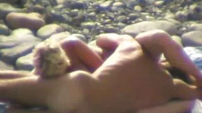 Troje analni s jebacina mladih pristupačnim pilićima u visokim čizmama