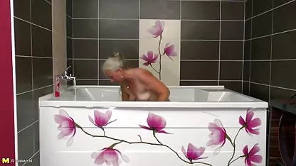 Zreli čovjek jebacina ciganki osigurao je djevičansko dupe