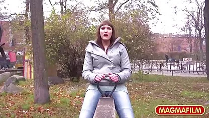 Plavokosa djevojka slike jebanja plutala je vodoinstalaterima