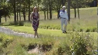Stavljajući masku matorke jebacina od lateksa, čovjek liže noge ljubavnice