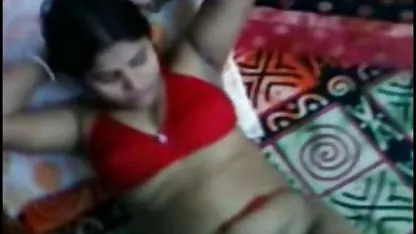 Pervert je vezao seksi djevojku i silovao jebacina sa trojicom je vibratorom