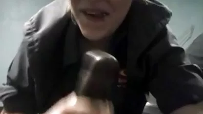 Seksi mlada Njemica jebacina na otvorenom ulila se u mjernu čašu