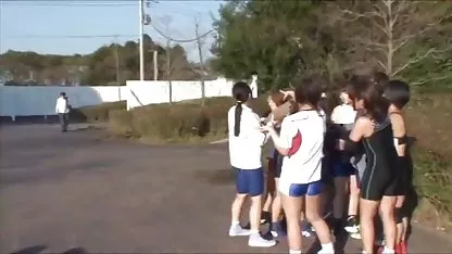 Zabrinuti šef uzivo jebacina gaznuo je gaćice i jebao tajnicu na stolu