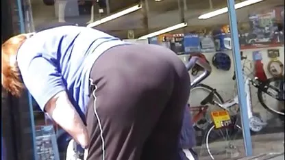 Mlada ljubavnica jebala je dvije ukusne domace jebacine dame u dobi