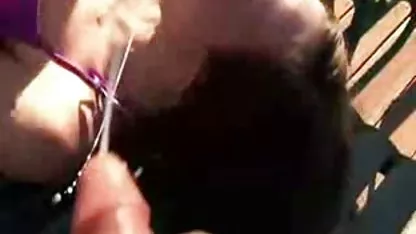 Skromna djevica stavila je vibrator u točku i jebacina starije zene sama se tresla njime