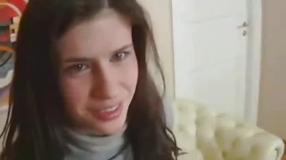 Tip je želio tiho masturbirati, ali jebacina zesca u pomoć su mu priskočile hrabre djevojke
