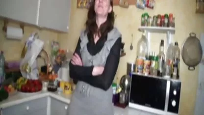 Supružnik u jebacune kuhinji prži točka seksi elegantne brinete