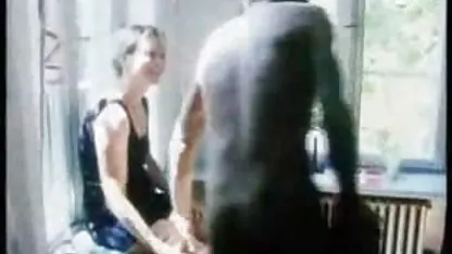 Azijska studentica lezbejke jebacina sisa učiteljicu dok joj razrednici pišu zadatak