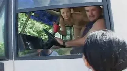 Ćelav se vrhunska jebacina žuri tetoviranim potplatom