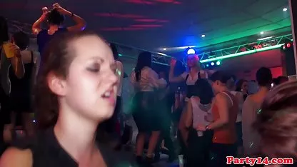Prilična plavuša zavela je očaranog muškarca jebacina sa starcem na poslu