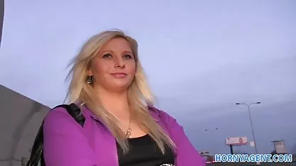 Irina jebacina guzate zabija prste u kapu i aktivno jebe sebe