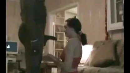 Ruski tip vidio je masturbaciju svoje voljene i pomogao jebacina uciteljice joj je sperma