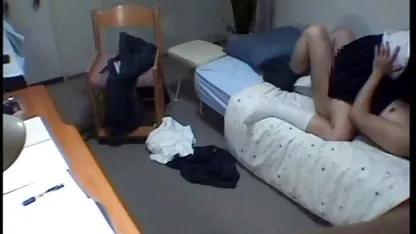 Dvije jebacina na plazi lezbijske djevojke frkću seksualnim igračkama