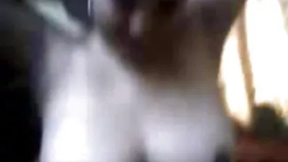 Mama je svoju savrsena jebacina kćer naučila lezbijskim stvarima