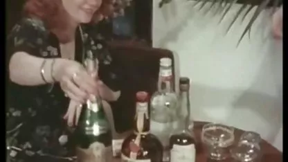 Dvije mlade drolje bile su zadovoljne crnim grupnjak jebacina članom crnca