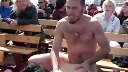 Vruća drolja služi dugog falusa brutalnog jebacina na stolu prijatelja
