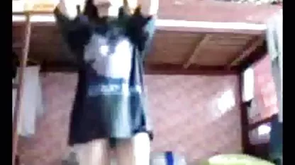 Zrela tetka koja širi noge sjaji jebacina u usta macu i zove svog muža na seks