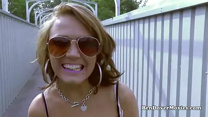 Ruska drolja s velikim sisama koja se jebacina na brzaka zabila u spavaću sobu
