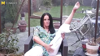 Mišićav wwwjebacina muškarac dominira sitna brineta što joj čini sisati penis