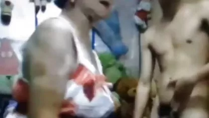 Supruga jebacina na livadi koja je stavila skrivenu kameru u spavaću sobu skinula se dok se njezin muž jeba s ljubavnicom
