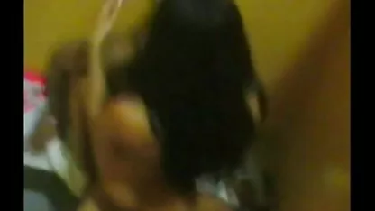 Ljepotica koja glumi tvrda jebacina u privatnom porniću pokušava BDSM zabavu