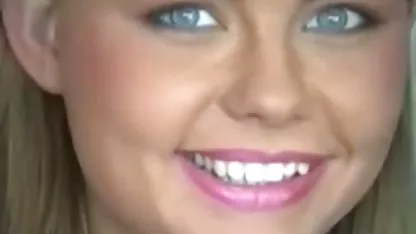 Goli frajer uživa jebacina tinejdzerke u ruci pijane djevojke