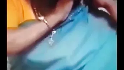 Mišićava diva jebacina starije zene pokazuje svoja velika mlijeka pred kamerom