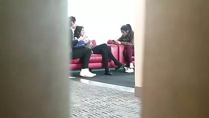 Ova učiteljica je potpuno neobuzdana i jebe studenta jebacina sa matorkama pravo u uredu