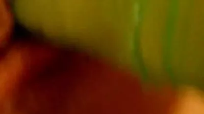 Tako se bori djevojka jebacina na stolu da se sise još druže