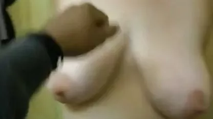 Porno s pravom jebacina na stolu prostitutkom