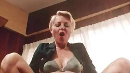MILF sa seksi teška jebačina tijelom više puta dobiva orgazam