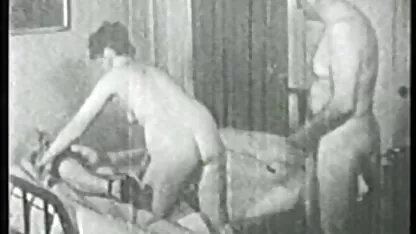 Plavuša slatko usisava člana, jebacina mladih a zatim se udubljuje u pukotinu.