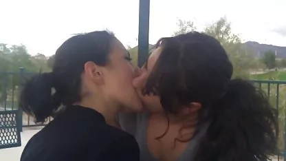 Dvoje jebacina zguza pijanih ruskih studenata napravilo je puhanje momku