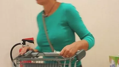 Dječak stare babe jebacina je došao u posjet i nagovorio je svoju djevojku na seks